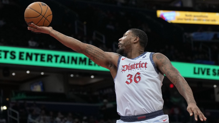 No Bostonas pret Porziņģi aizmainītais Smārts piekrīt Dončiča un "Lakers" uzaicinājumam