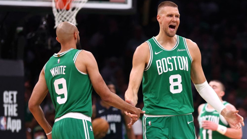″Viņš visiem vēl to labāko.″ ″Celtics″ aizsargs par spēlēšanu ar Porziņģi