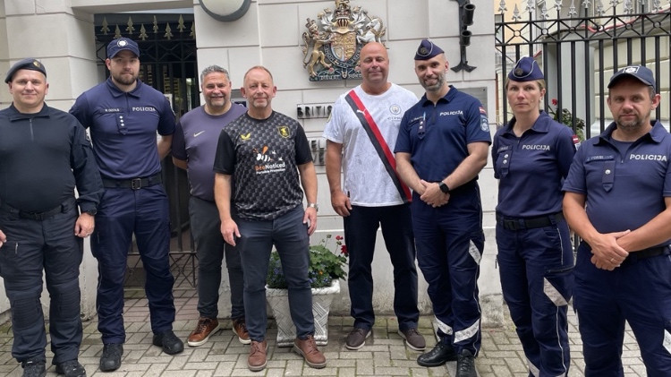 Latvijas policija apmainās pieredzē ar angļu Futbola policijas vienību