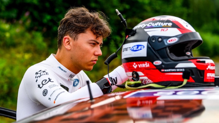 Sesks Somijas WRC rallija pēdējā ātrumposmā aizspraucas garām komandas biedram