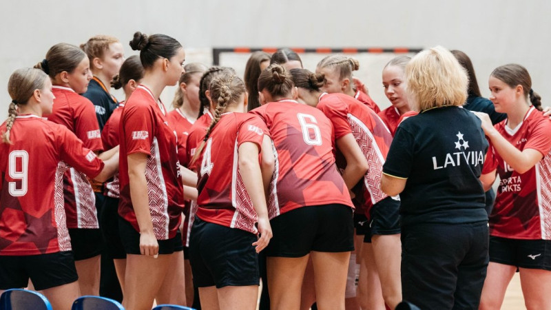 Latvijas U17 handbolistes Eiropas čempionāta B divīzijas turnīru sāk ar zaudējumu