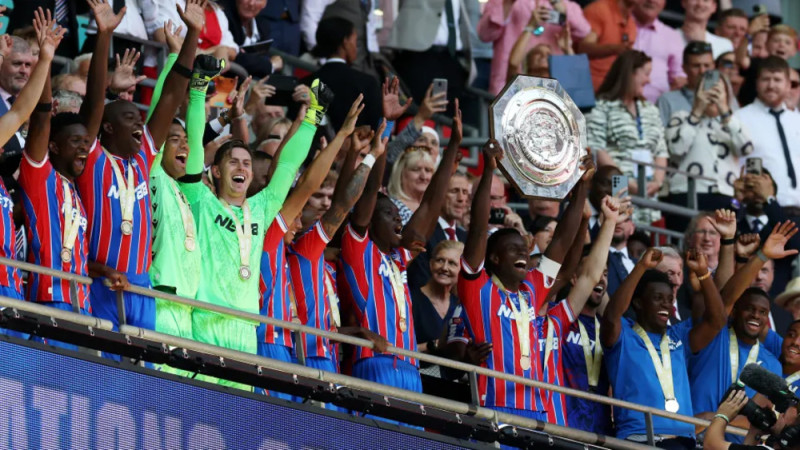 Hendersons izcils pēcspēļu sitienos un palīdz “Crystal Palace” izcīnīt pirmo "Community Shield" kausu