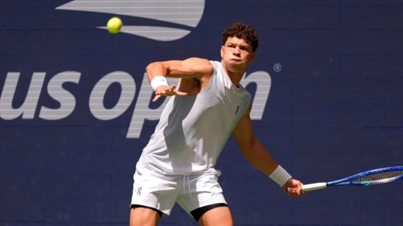 "US Open" pērnais finālists sāk ar uzvaru, arī Šeltons un Džokovičs tiek tālāk