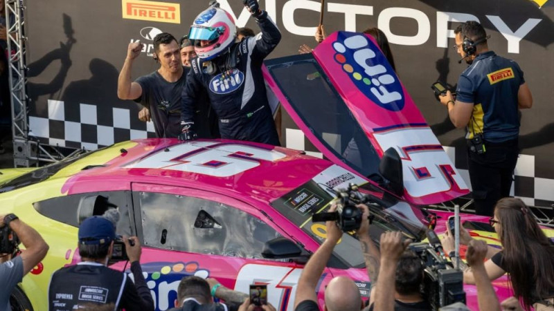 53 gadus vecais Barikello debijas sezonā izcīna NASCAR titulu