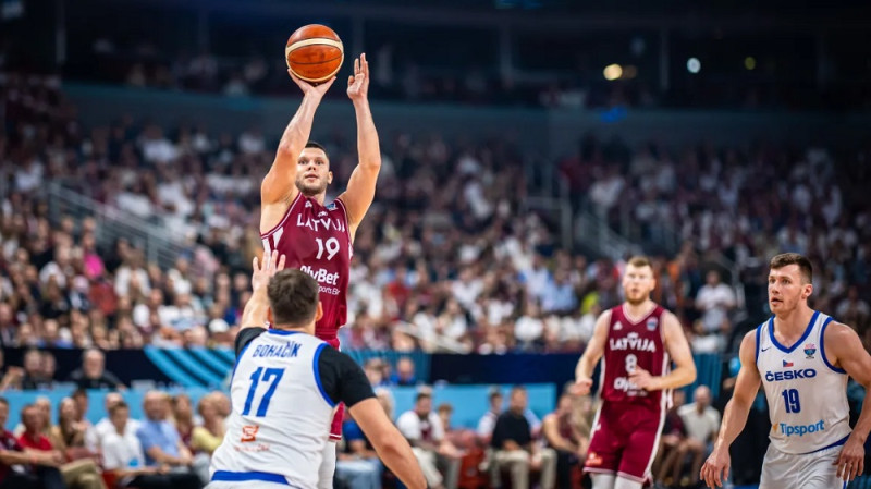 Latvija pietuvojas "EuroBasket" rekordiem tālmetienos un piespēlēs
