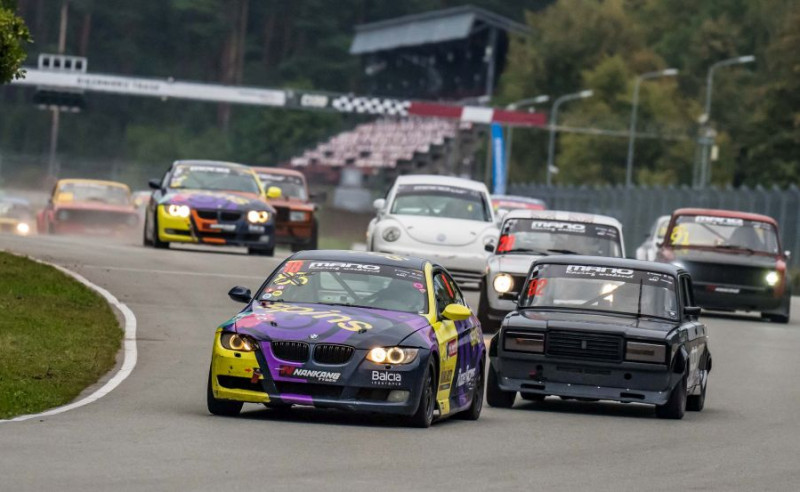 Septembra beigās Biķerniekos autošosejas sezonas noslēgums ar 100 minūšu izturības braucienu