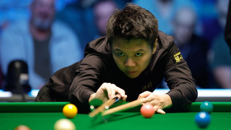 Čžou Jueluns pārsteidz Selbiju un nokļūst "English Open" finālā