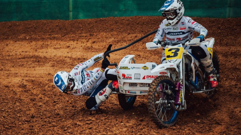 Par pasaules čempioniem blakusvāģu motokrosā kļūst Hermanss/Van den Bogārts