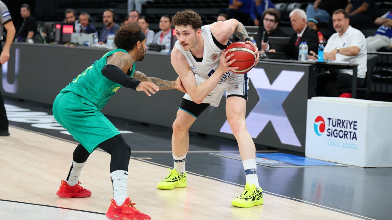 Šmitam 7+6, "Anadolu Efes" sezonu iesāk ar jaunpienācējas apspēlēšanu