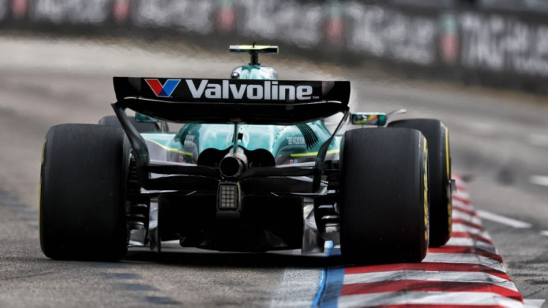 Alonso uzrāda ātrāko laiku pirmajā F1 treniņā Singapūrā