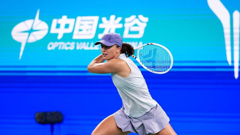 Švjonteka Uhaņā sāk ar graujošu uzvaru