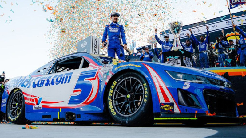 Par NASCAR "Cup Series" čempionu dramatiskā finālposmā kļūst Larsons