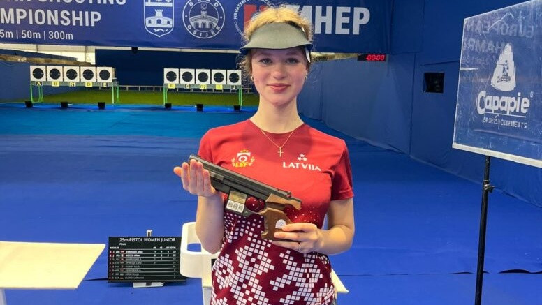 Latvijas juniorēm zelts Eiropas čempionātā šaušanā ar pneimatiskajiem ieročiem