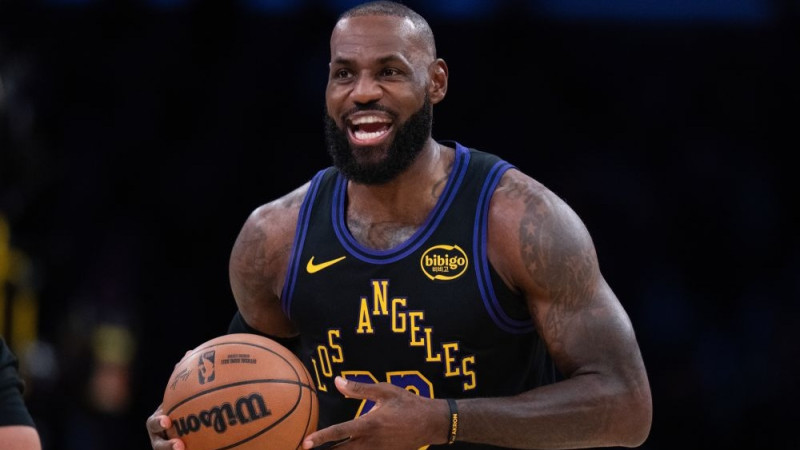 Lebronam kārtējais ieraksts rekordu ailēs, ″Hawks″ neveiksme bez Porziņģa