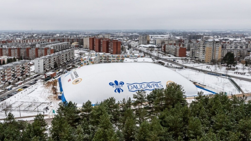 Piepūšamās futbola halles trokšņus Daugavpilī sola mazināt ar papildu ietvaru iekārtām