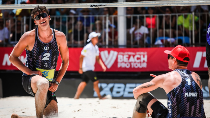 Pļaviņš/Fokerots atspēlē sešas mačbumbas un pirmoreiz sasniedz elites finālu