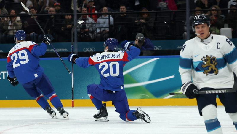 OS hokeja turnīrs sākas ar Slafkovska šovu un Slovākijas pārsteigumu pret Somiju
