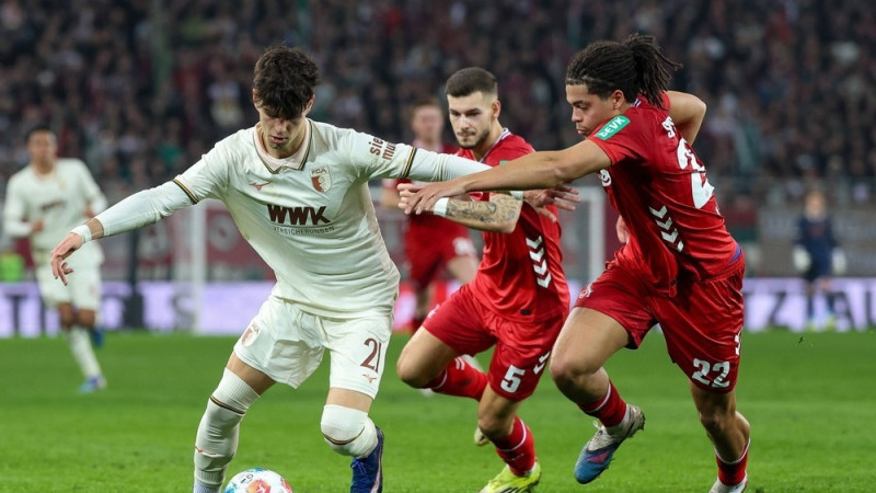 "Augsburg" pārspēj pastarīti un nostiprinās labāko desmitniekā