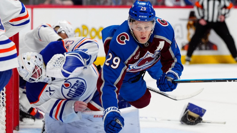 Makinons pārbrauc pāri Edmontonas vārtsargam un tiek izraidīts no spēles