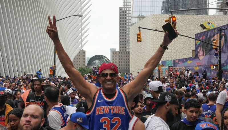 NBA čempionu parāde: Ņujorka jūk prātā, Bransons atbild kritiķiem