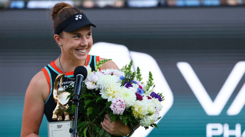 Noskova pieveic Pegulu un triumfē Berlīnes "WTA 500"