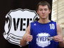 Spēles vērtīgākais basketbolists Edvards Vārdaunis ar balvu no "VEF Rīgas"